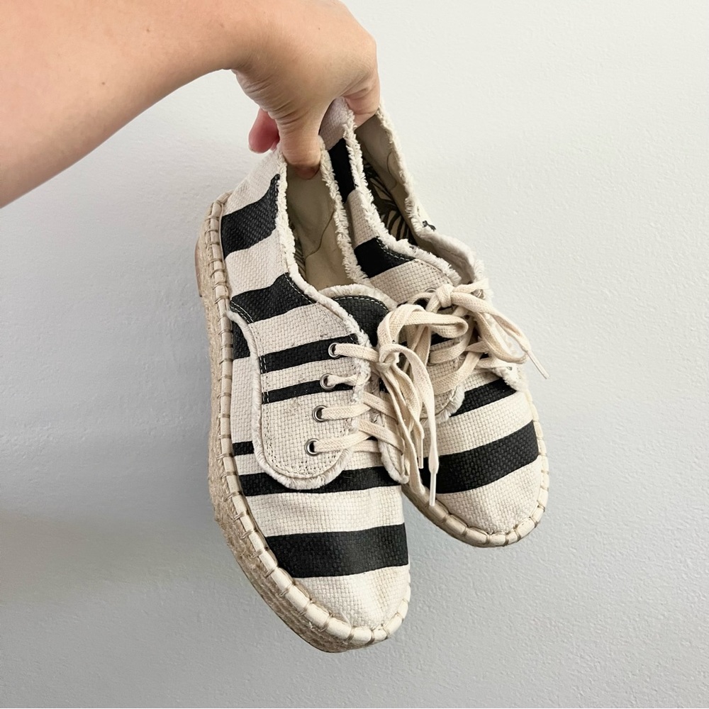 DV Close Toed Black Cream Striped Espadrilles w Platform and Laces Size 8